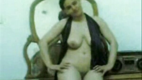 MILFie blondie ដែលខូចនៅក្នុងរបស់ fishnet ធ្វើការលើ dicick វែងបីក្នុងពេលតែមួយ