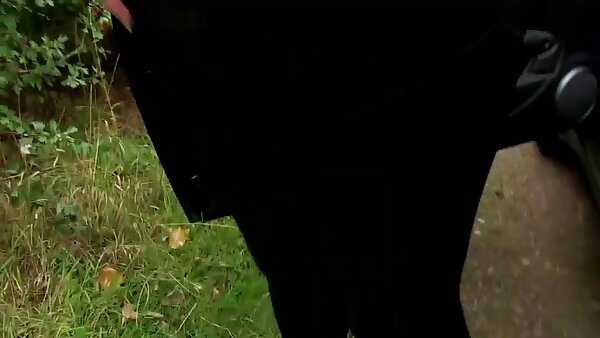 Amateur bruentte ផ្តល់ឱ្យ blowjob នៅខាងក្រៅ